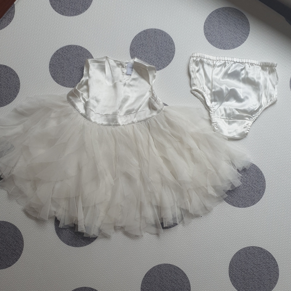 37. BABY BabyGap Satin tulle white dress w. diaper cover
